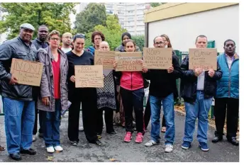  ??  ?? Une vingtaine de parents d’élèves ont manifesté devant l’école, lundi 19 septembre.