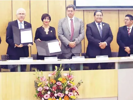  ??  ?? El convenio lo firmaron el Secretario de Gobierno, Luis Ernesto Ayala Torres y la Magistrada Presidenta de Poder Judicial, Claudia Barrera Rangel. / Cortesía