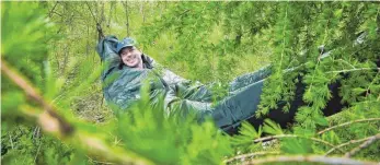  ?? FOTO: PR ?? Ganz hartgesott­ene Abenteurer verzichten aufs Zelt und machen es sich in Hängematte und Schlafsack gemütlich.