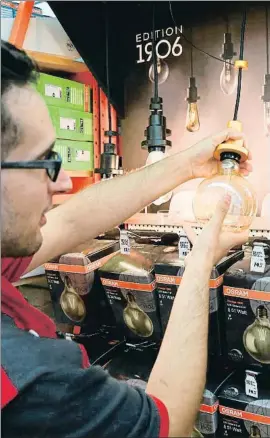  ?? ABISAI BERNAL / EFE ?? Las tiendas de bombillas se preparan para la retirada de las halógenas