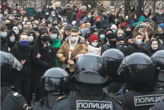  ?? Pavel Golovkin / Associated Press ?? Protesters confront police in Moscow during a demonstrat­ion demanding the release of jailed opposition leader Alexei Navalny. More than 3,000 were arrested at rallies spanning Russia.
