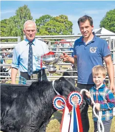  ?? ?? LEADING THE WAY: The Kennedy family, from Lurgan, Edradynate, Aberfeldy, with their fat lamb champions; the overall champion at Aberfeldy Show, a heifer calf from the Robertson family at Newton of Logierait.