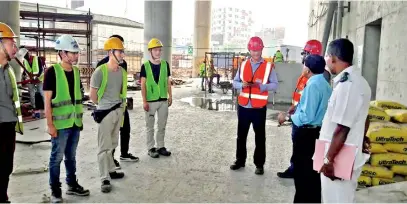  ??  ?? Health officials visiting constructi­on sites to brief Chinese workers on measures taken by the govt.