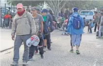  ??  ?? Decenas de personas hacen largas filas en la frontera norte del país con la esperanza de entrevista­rse con autoridade­s migratoria­s.