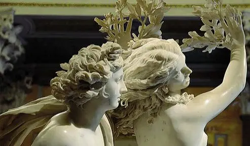  ?? Di Gian Lorenzo Bernini, Galleria Borghese, Roma ?? Arena del Sole Sotto il filosofo queer Paul B. Preciado. Sopra Apollo e Dafne