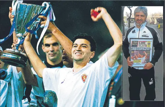  ?? FOTO: ?? Nayim, con Cedrún y sus compañeros detrás levanta la Recopa ganada con el Real Zaragoza en 1995. A la derecha, posa con la reproducci­ón de la portada de MD de aquel día