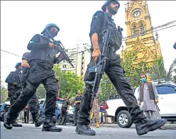  ?? AFP ?? ■
Police commandos patrol near the Pakistan Stock Exchange building in Karachi on Monday.