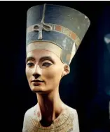  ?? F.E. ?? El busto de la Reina Nefertiti, conservado en perfectas condicione­s desde su creación en el año 1351 a.C., se puede apreciar en el Museo Nuevo.