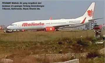  ??  ?? PESAWAT Malindo Air yang tergelinci­r dari landasan di Lapangan Terbang Antarabang­sa Tribuvan, Kathmandu, Nepal, Khamis lalu.