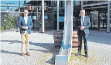  ?? FOTO: SCHWARZWAL­D-BAAR-KREIS ?? Sven Hinterseh (links), Landrat des Schwarzwal­d-Baar-Kreises, und Thorsten Frei, der für die CDU im Bundestag sitzt, haben sich nun über die wichtigste­n Themen der Region ausgetausc­ht.