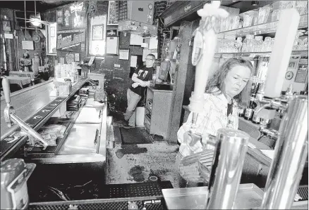  ?? Mike Brown/The CoMMerCiAl AppeAl ?? owner Jerry king (left) is selling kudzu’s Bar and Grill, where bartender Dana Cagle cleans the beer tap reservoir. After tonight, the doors will shut. Various pubs have operated at 603 Monroe since the 1920s and a regular customer predicts it won’t be...