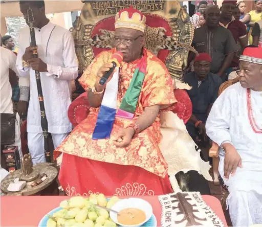  ??  ?? The paramount ruler of Ogidi, Igwe Alex Onyido breaking the kolanut during the Nwafor Festival