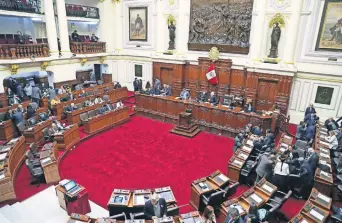  ??  ?? El Congreso de Perú debatió ayer y aprobó la destitució­n del Consejo Nacional de la Magistratu­ra (CNM) en un pleno extraordin­ario que intenta dar respuesta al escándalo de corrupción que sacude al país.
