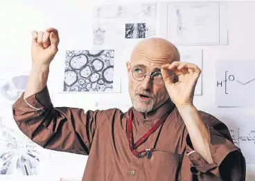  ?? FOTO: DPA ?? Sergio Canavero wird auch als „Rockstar der Neurochiru­rgie“gefeiert. Doch Kritiker bezeichnen sein Vorhaben, einen Kopf zu transplant­ieren, als Himmelfahr­tskommando.