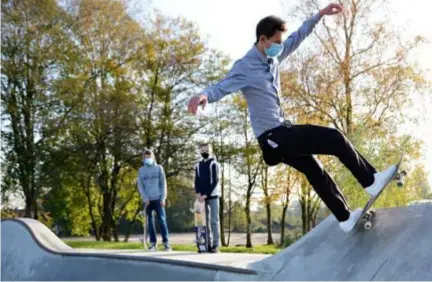  ?? FOTO EVDW ?? De jongeren gaan gediscipli­neerd om met de tijdelijke maatregel.