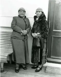  ?? FOTO: AP ?? «Alice B. Toklas’ sjølvbiogr­afi» Biografi/roman, oversatt av Brit Bildøen, Skald forlag TIL USA: Gertrude Stein sammen og Alice B. Toklas da de ankom New York med S.S. Champlain 24 oktober 1934. Stein kom tilbake til hjemlandet etter mer enn 30 år.