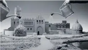  ??  ?? Aus und auf Sand gebaut: Der belgische Künstler Hans Op de Beeck löst Architektu­r auf