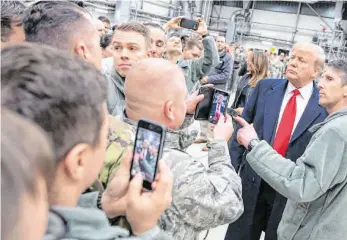  ?? FOTO: SHEALAH CRAIGHEAD/DPA ?? US-Präsident Trump, hier bei einem Besuch auf dem Stützpunkt der US-Luftwaffe im rheinland-pfälzische­n Ramstein im Jahr 2018, will fast 10 000 Soldaten aus Deutschlan­d abziehen.