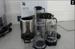  ??  ?? Viel nützliches Zubehör, wie zwei Mitnahmebe­hälter und eine Kaffeemühl­e, komplettie­rt den Standmixer Kult Pro von WMFSo ein Malheur beim MelissaTes­t: Da ist uns doch wegen eines lockeren Teiles einiges vom Milchshake ausgelaufe­n 7 (7) (8)