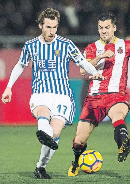  ?? FOTO: PERE PUNTÍ ?? David Zurutuza golpea un balón en el partido contra el Girona en presencia de Alex Granell