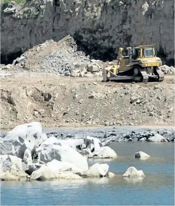  ?? PENNY COLES/POSTMEDIA NETWORK ?? This August 2011 file photo shows the limestone rock face of the Queenston Quarry in Niagara-on-the-Lake that was uncovered to provide a stunning landscape border to the reclamatio­n project.