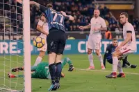  ??  ?? 41’ GOL VECINO Alla fine arriva il pareggio: cross da sinistra di Brozovic e colpo di testa vincente del centrocamp­ista uruguaiano.