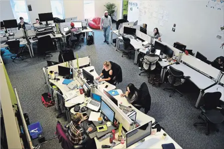  ?? WATERLOO REGION RECORD FILE PHOTO ?? Kik Interactiv­e staff work in the company’s offices on Weber Street North in Waterloo. Kik is moving into the Catalyst13­7 building in Kitchener.