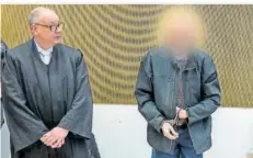  ?? FOTO: HARALD TITTEL/DPA ?? Der Angeklagte (rechts) steht im Prozess um die tödliche Amokfahrt in Trier erneut vor Gericht, nachdem der Bundesgeri­chtshof das Urteil teilweise aufgehoben hatte.