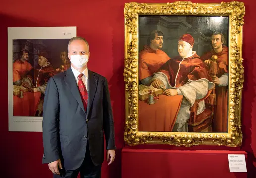  ?? (nella foto: Eike Schmidt accanto al capolavoro) ?? Da sapere Dopo la mostra al Quirinale e il restauro di due anni fa a cura dell’Opificio delle Pietre Dure il «Ritratto di Leone X tra i cardinali Giulio de’ Medici e Luigi de’ Rossi» di Raffaello è tornato a Palazzo Pitti al centro di una mostra che ne documenta il restauro e le numerose analisi