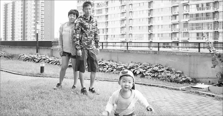  ??  ?? Jehan Li and Mia Qi, seen here in the courtyard in front of the building where they live in Beijing, took advantage of a US law, nicknamed the “golden visa,” that offers green cards to foreigners who invest US$500,000 in the United States. They say...