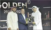  ?? ?? Dean of CEAS, Dr. Amir Zeid, receiving a plaque on behalf of AUK.