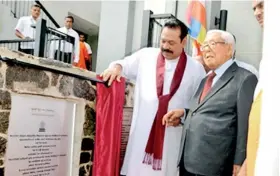  ??  ?? President Rajapaksa and Chairman of Havelock City S. P. Tao unveiling the plaque at the newly reconstruc­ted Sama Vihara