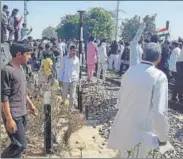  ?? HT ?? Jats block the Ramayan railway crossing in Hisar on Sunday.
