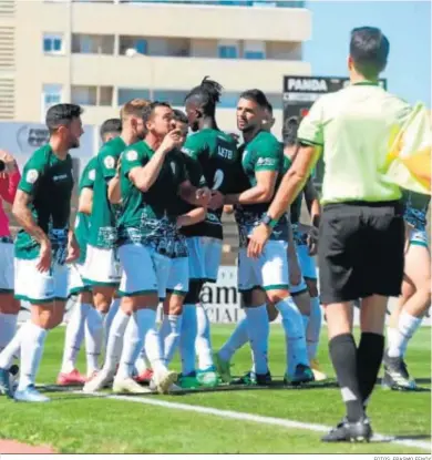  ?? FOTOS: ERASMO FENOY ?? Los jugadores del Córdoba celebran su primer gol ante la Balona.