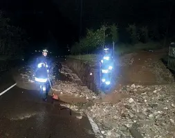  ?? (Foto vigili del fuoco di Caldaro) ?? Disagi Caldaro, uno smottament­o invade la strada