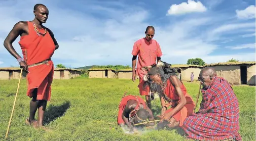  ??  ?? Die Massai tragen traditione­ll rote Gewänder und sind in Kenia eine echte Touristena­ttraktion.