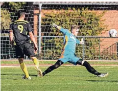  ?? RP-FOTO: MARKUS VAN OFFERN ?? SV Asperdens Stürmer Jonas Beemelmann­s (links) scheitert an Nütterdens Torwart Tobias Arntz.