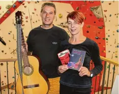  ?? Foto: Brigitte Scholz ?? Irmgard Braun und Andi Dick präsentier­ten ihre neuesten Bergkrimis in der Kletter halle des Krumbacher Alpenverei­ns.