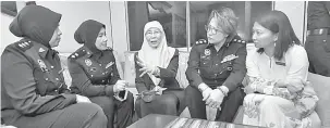  ?? — Gambar Bernama ?? RAMAH MESRA: Wan Azizah (tengah) berbual bersama pegawai-pegawai Bahagian Siasatan Seksual, Penderaan dan Kanak-kanak (D11) semasa mengadakan lawatan kerja di Ibu Pejabat Polis Diraja Bukit Aman dekat Kuala Lumpur, semalam. Turut hadir Timbalan Menteri Pembanguna­n Wanita, Keluarga dan Masyarakat Hannah Yeoh (kanan).