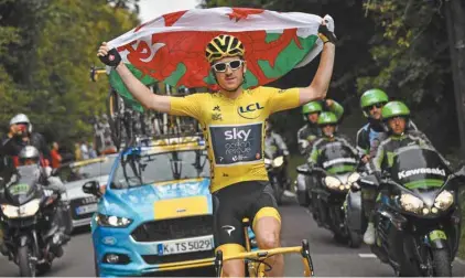  ?? MARCO BERTORELLO AGENCE FRANCE-PRESSE ?? Geraint Thomas a arboré dimanche le drapeau du Pays de Galles pour célébrer son premier Tour de France.