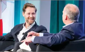  ?? THE CANADIAN PRESS/HO-RED BOX PICTURES-SCOTT EKLUND ?? Ryan Holmes, left, CEO of Hootsuite, chats with Geoff Entress of Pioneer Square Labs at the 2017 Cascadia Innovation Corridor Conference in Seattle, Wash., Wednesday, Sept.13.