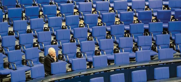  ?? Foto: Christoph Soeder, dpa ?? Das Nachdenkli­che ist bei Wolfgang Schäuble nicht nur Pose. Stimmen die Meldungen, hat der badische Cdu-politiker noch immer Lust auf Politik.