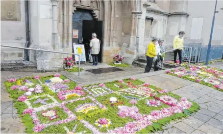  ?? FOTO: JOSEF SCHNEIDER ?? Die Erstkommun­ionkinder von Sankt Wolfgang haben vor der Wolfgangsk­irche zwei wunderschö­ne Blumentepp­iche zu Fronleichn­am gelegt.