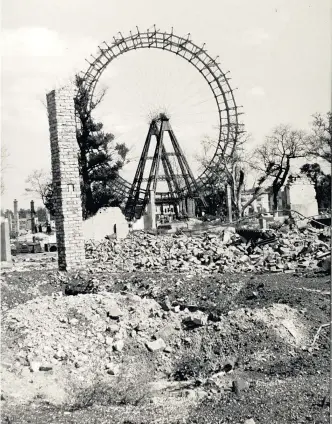  ??  ?? Wien, 1945: ein trauriger Anblick. Es gibt viel Zerstörung in der Stadt. Im Bild der Prater und das Riesenrad. Dennoch erlebten vor allem die jungen Menschen das Kriegsende als Befreiung.