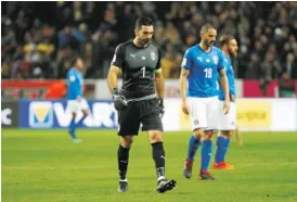  ??  ?? Buffon e Bonucci são a imagem do desalento italiano