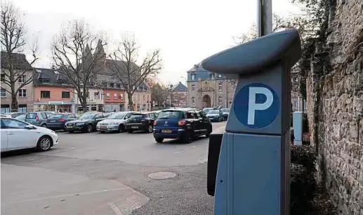  ?? Foto: Volker Bingenheim­er ?? Einzig auf dem Platz A Kack vor dem Echternach­er Lycée dürfen Autofahrer bis zu vier Stunden parken.