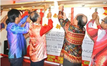  ??  ?? Penguang (second left), Gerawat (second right) and others ‘harvesting’ bird’s nests at the opening of the event.