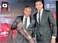  ?? MANCHESTER UNITED ?? Emoción. Antonio Valencia posa con su trofeo junto a Christophe­r Smalling.