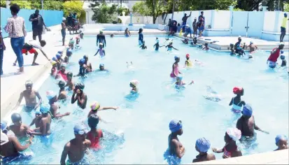  ?? ?? Participan­ts being put through their paces at the Colgrain Swimming Pool yesterday