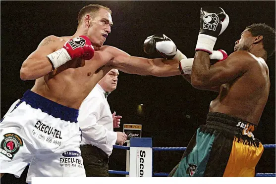  ?? Photo: ACTION IMAGES/ ANDREW BUDD ?? WATCHMAN: Davies looks on closely as Rothmann strikes Thompson with a jab